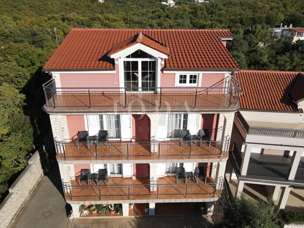 Opportunità di investimento – Casa con appartamenti e piscina a Crikvenica