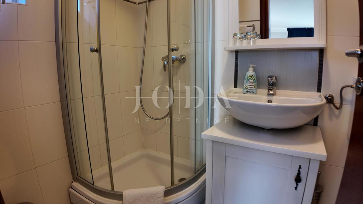 Opportunità di investimento – Casa con appartamenti e piscina a Crikvenica