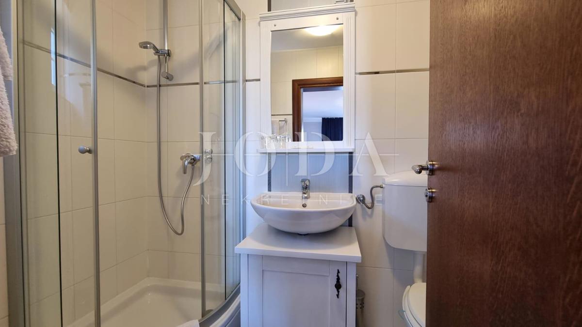 Opportunità di investimento – Casa con appartamenti e piscina a Crikvenica