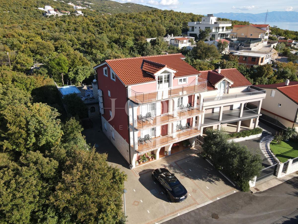 Opportunità di investimento – Casa con appartamenti e piscina a Crikvenica