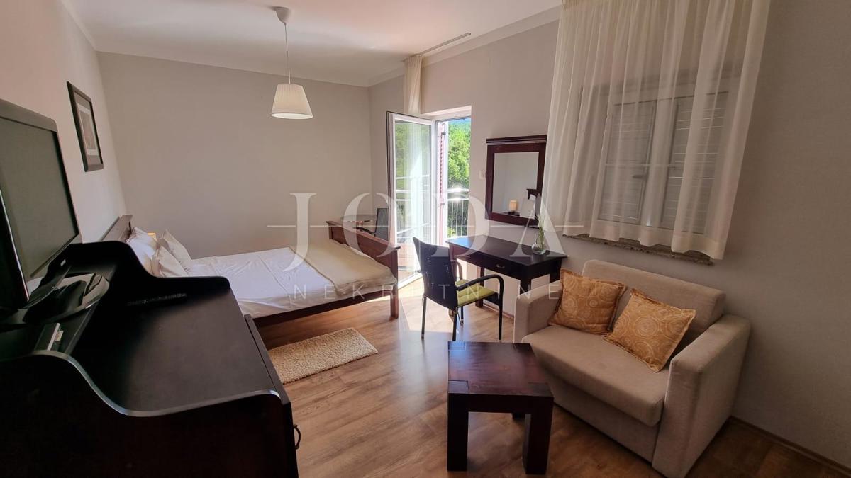 Opportunità di investimento – Casa con appartamenti e piscina a Crikvenica