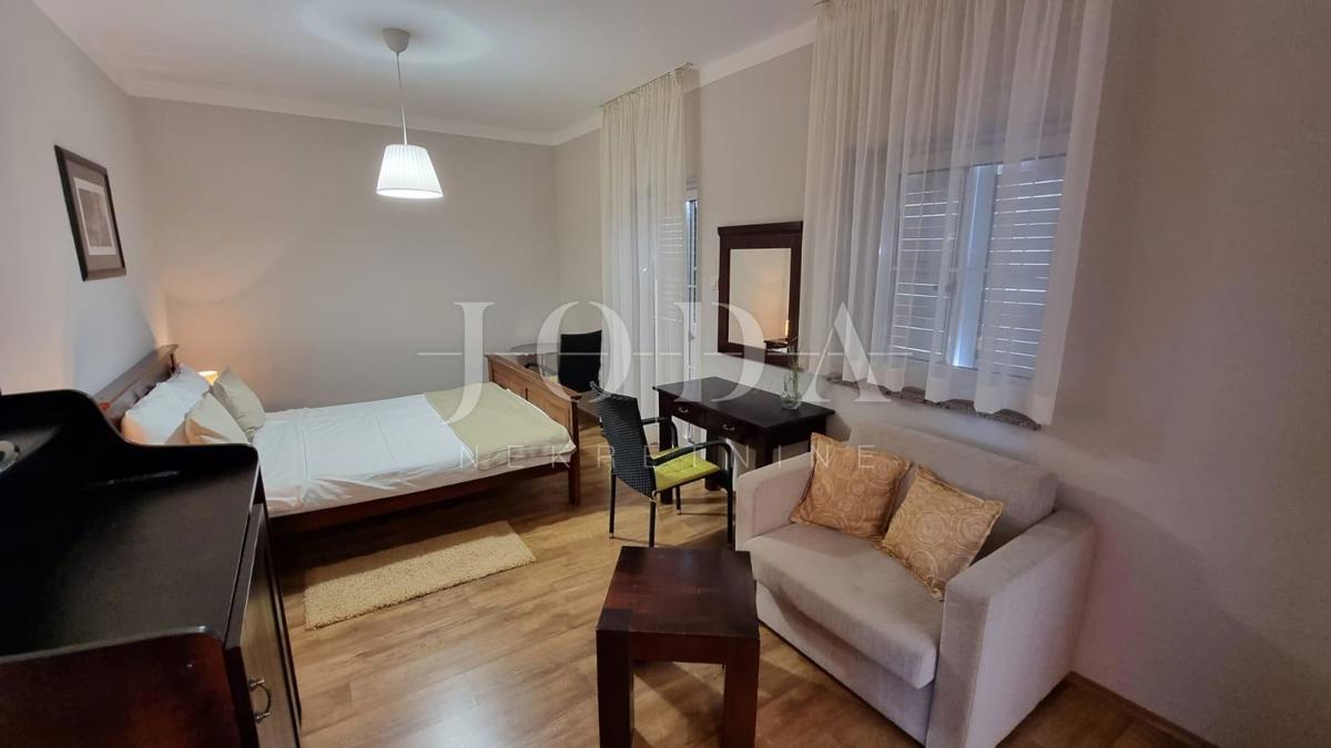 Opportunità di investimento – Casa con appartamenti e piscina a Crikvenica