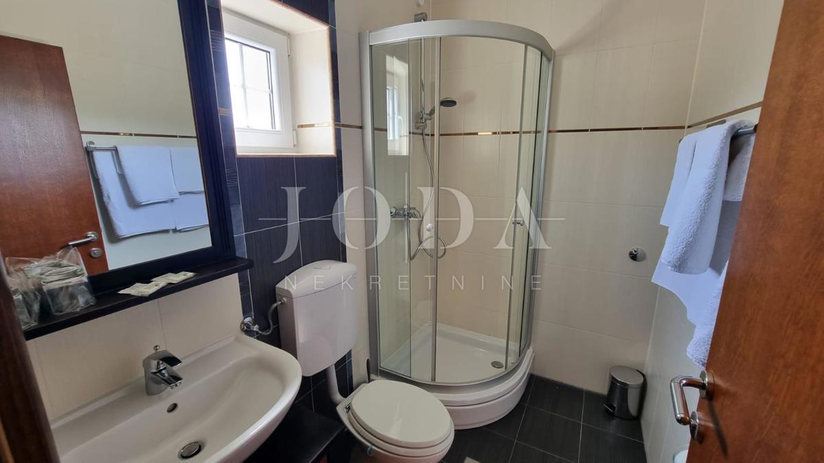 Opportunità di investimento – Casa con appartamenti e piscina a Crikvenica