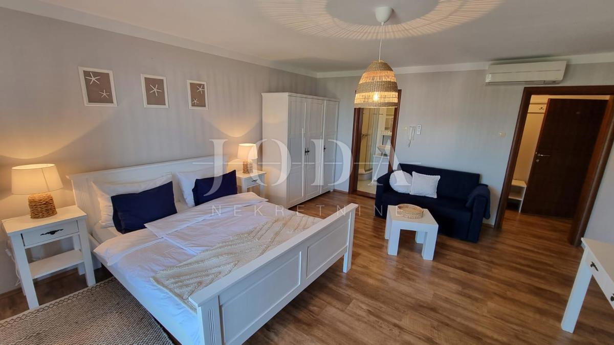 Opportunità di investimento – Casa con appartamenti e piscina a Crikvenica