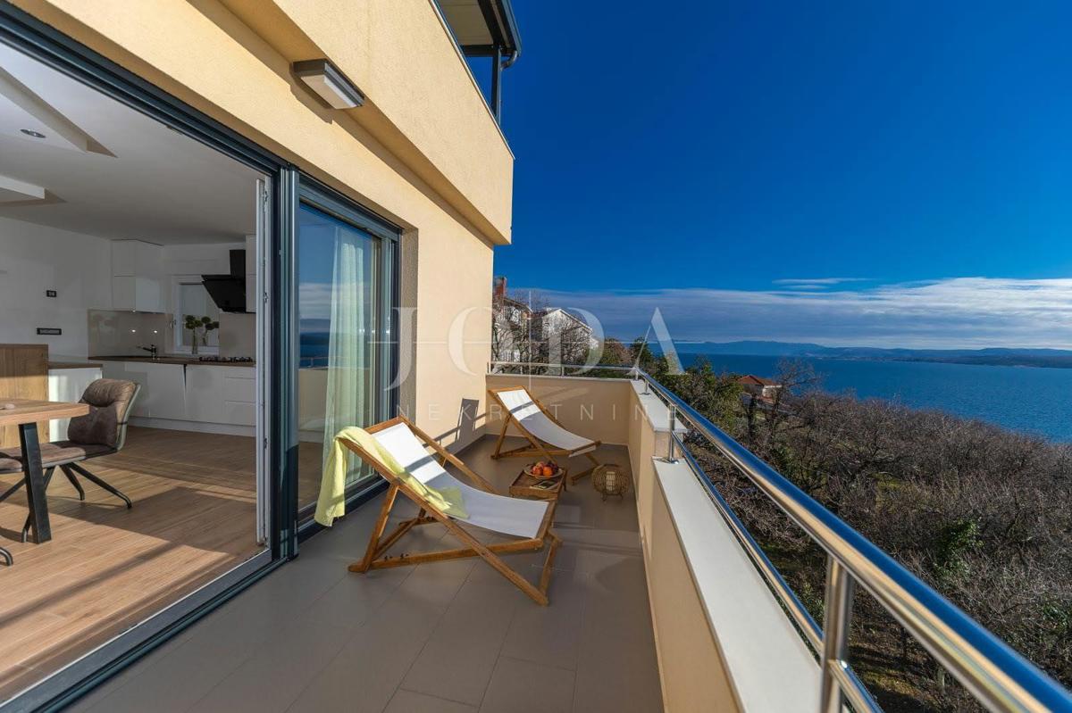 Moderno appartamento duplex con due terrazze e vista aperta sul Golfo del Quarnaro
