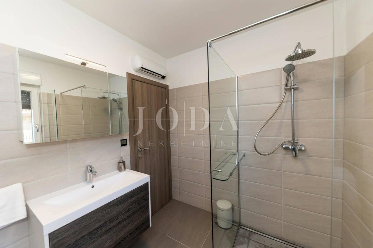 Moderno appartamento duplex con due terrazze e vista aperta sul Golfo del Quarnaro