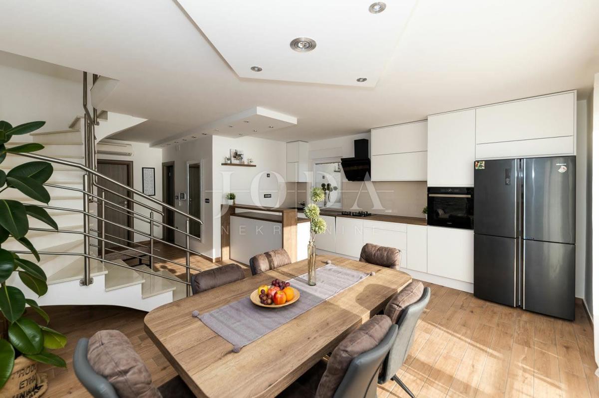 Moderno appartamento duplex con due terrazze e vista aperta sul Golfo del Quarnaro