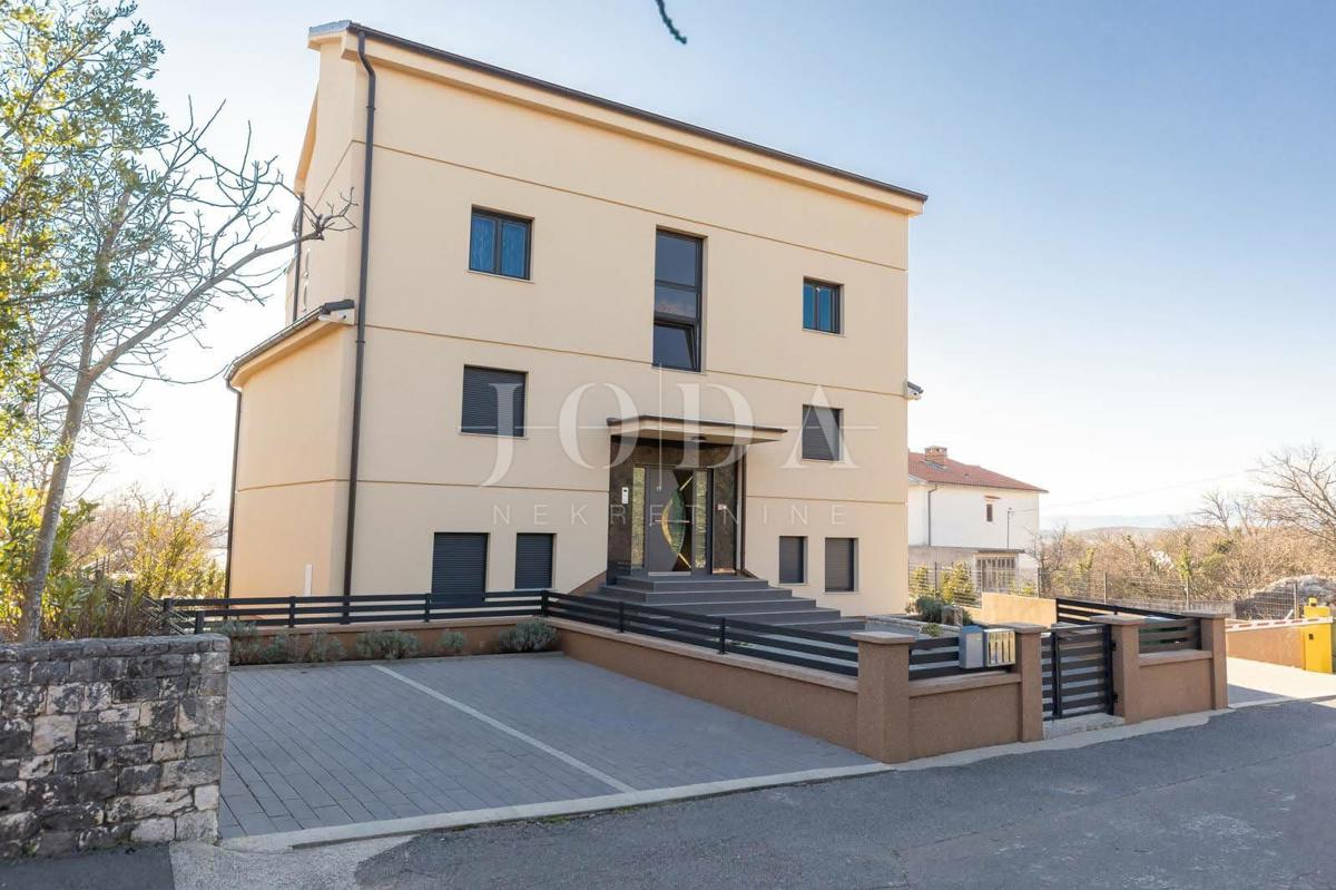 Moderno appartamento duplex con due terrazze e vista aperta sul Golfo del Quarnaro