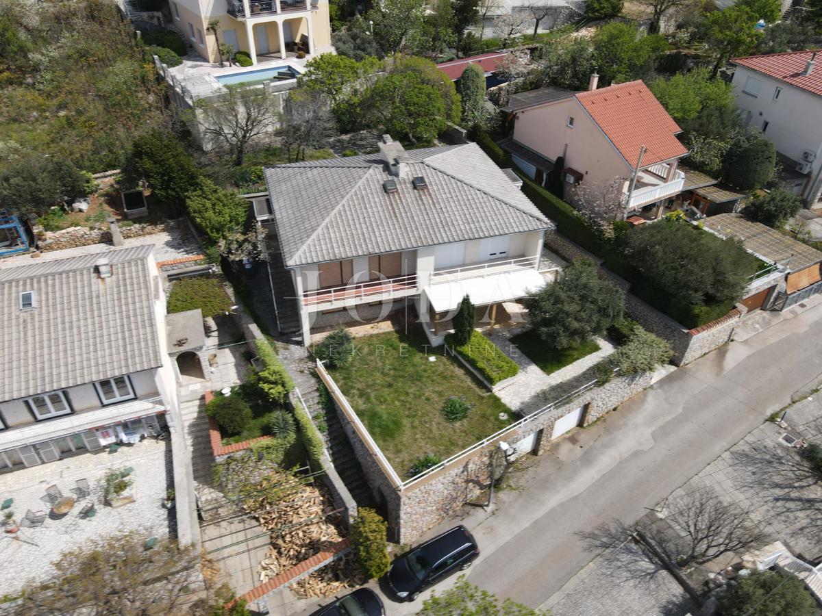 Casa con due appartamenti e garage a 200 metri dal mare.