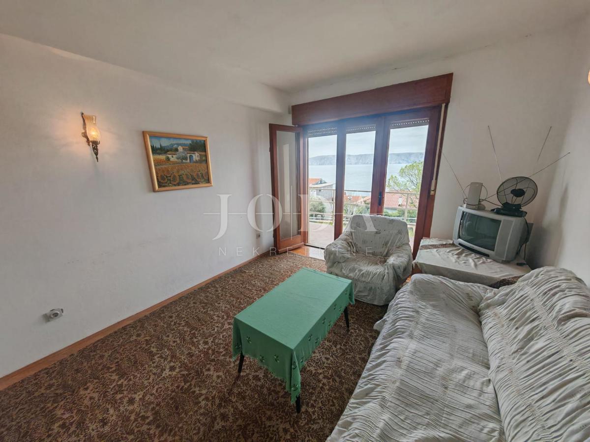 Casa con due appartamenti e garage a 200 metri dal mare.