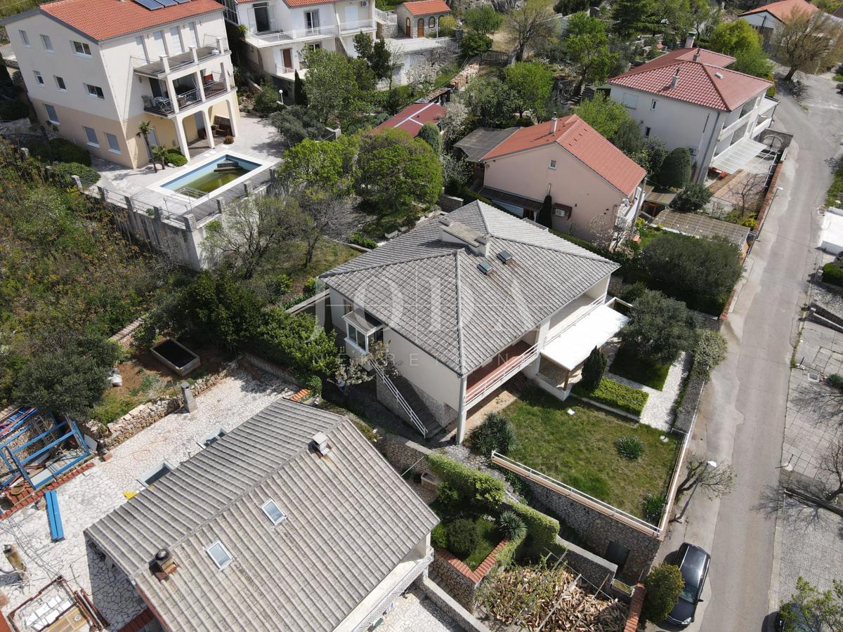 Casa con due appartamenti e garage a 200 metri dal mare.