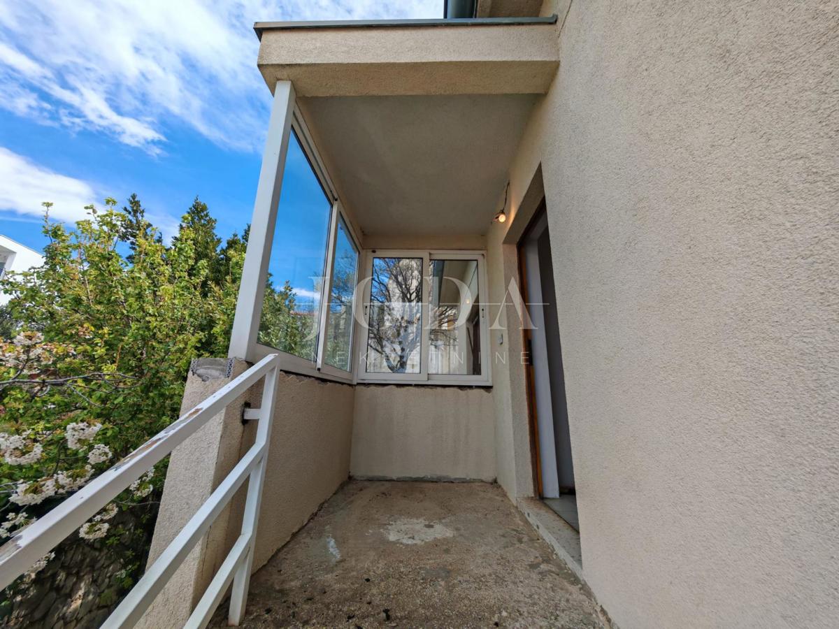 Casa con due appartamenti e garage a 200 metri dal mare.