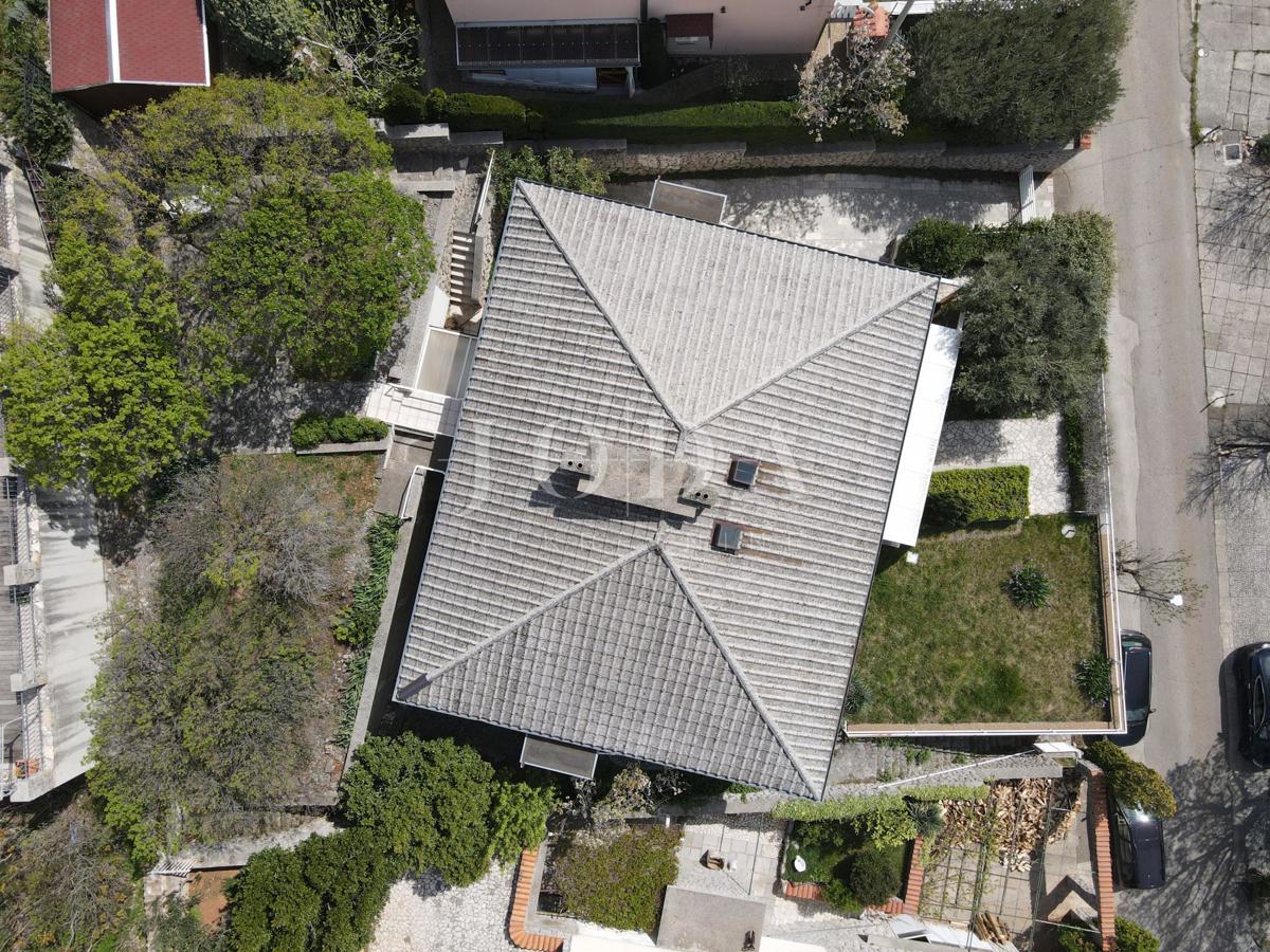 Casa con due appartamenti e garage a 200 metri dal mare.