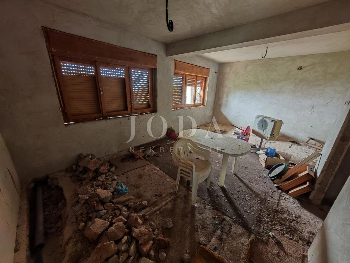 Casa con due appartamenti e garage a 200 metri dal mare.