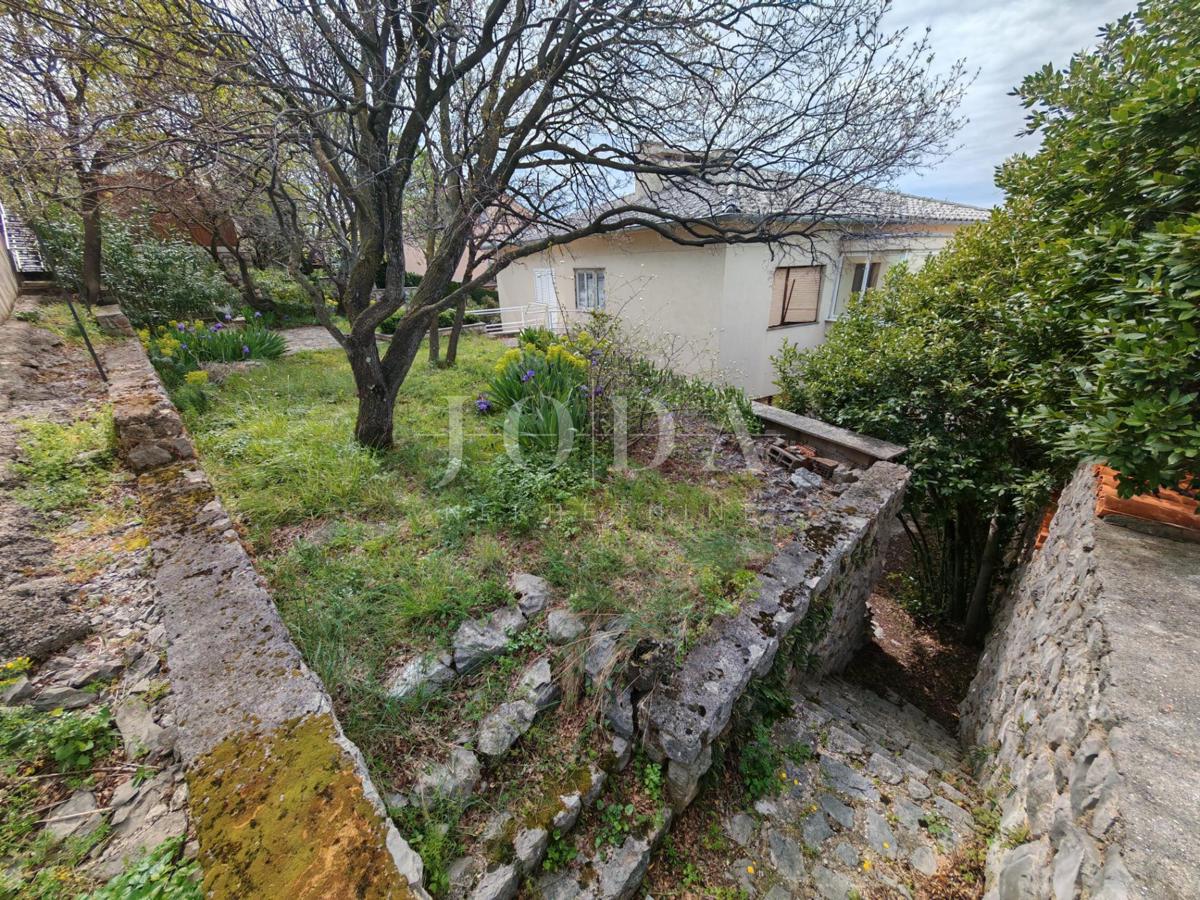 Casa con due appartamenti e garage a 200 metri dal mare.