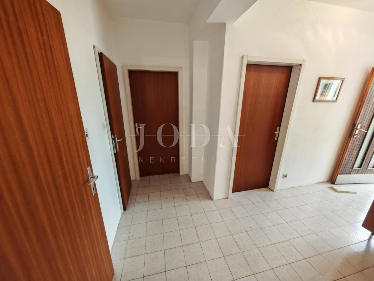 Casa con due appartamenti e garage a 200 metri dal mare.