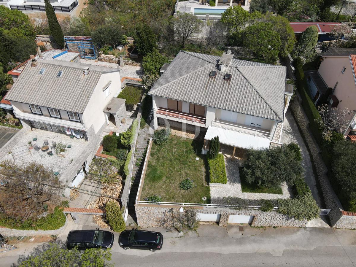 Casa con due appartamenti e garage a 200 metri dal mare.