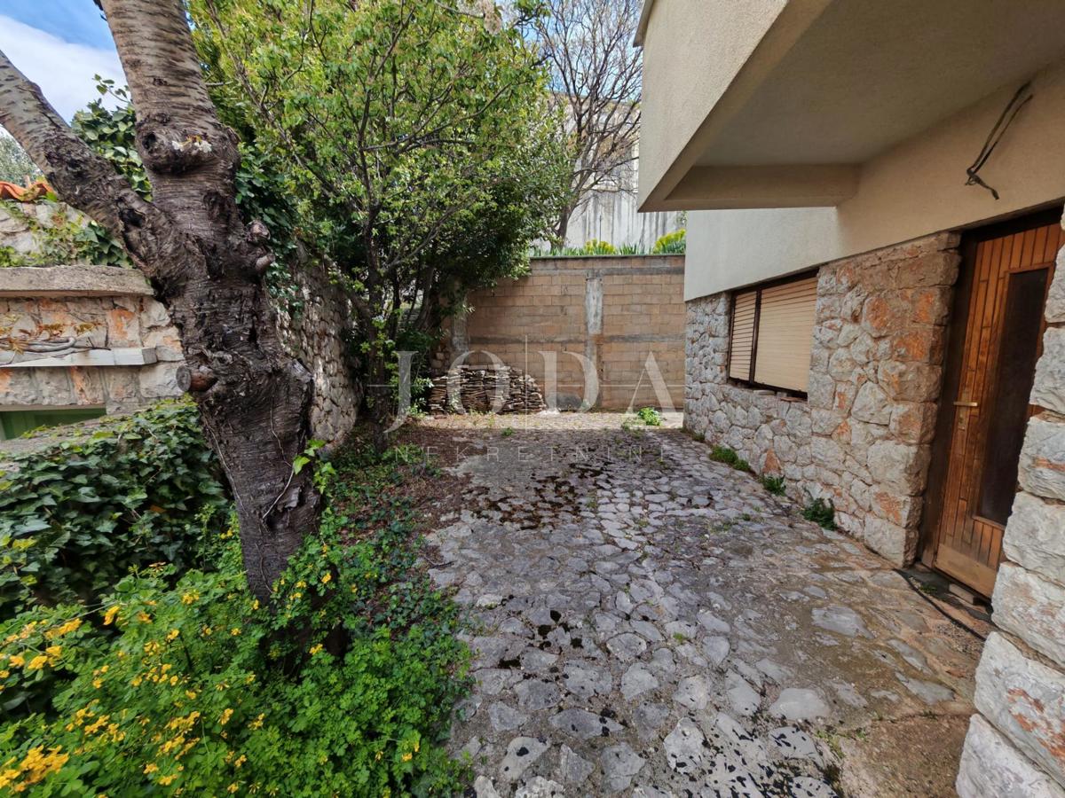 Casa con due appartamenti e garage a 200 metri dal mare.