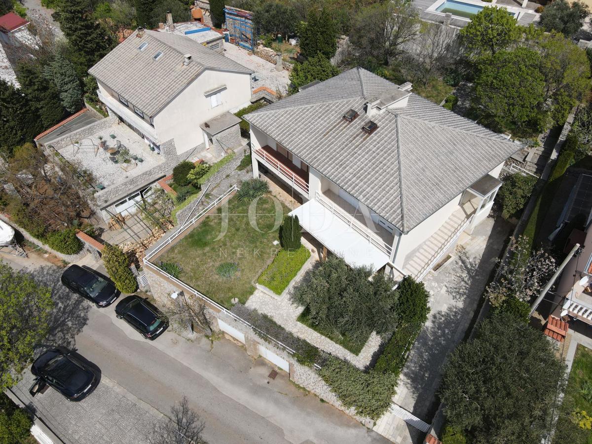 Casa con due appartamenti e garage a 200 metri dal mare.