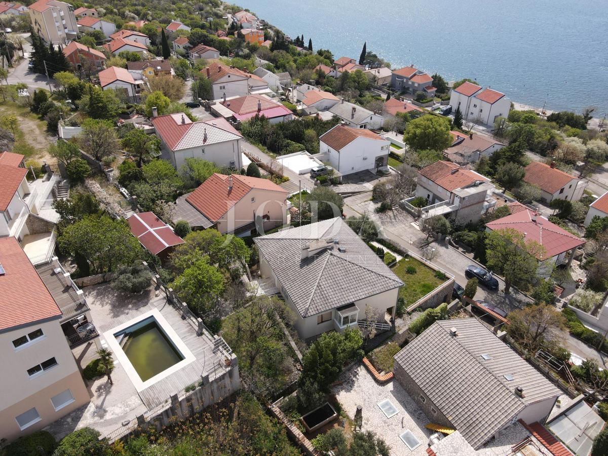 Casa con due appartamenti e garage a 200 metri dal mare.