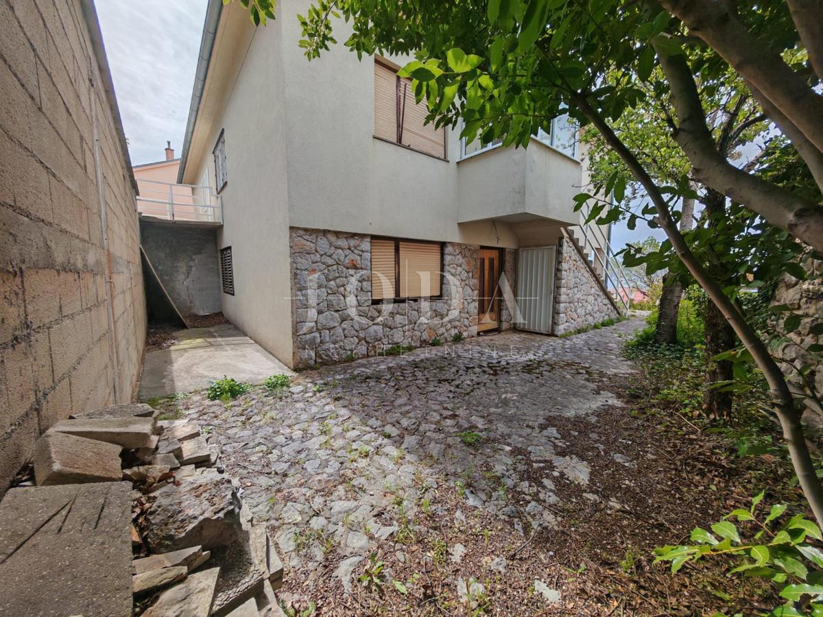 Casa con due appartamenti e garage a 200 metri dal mare.