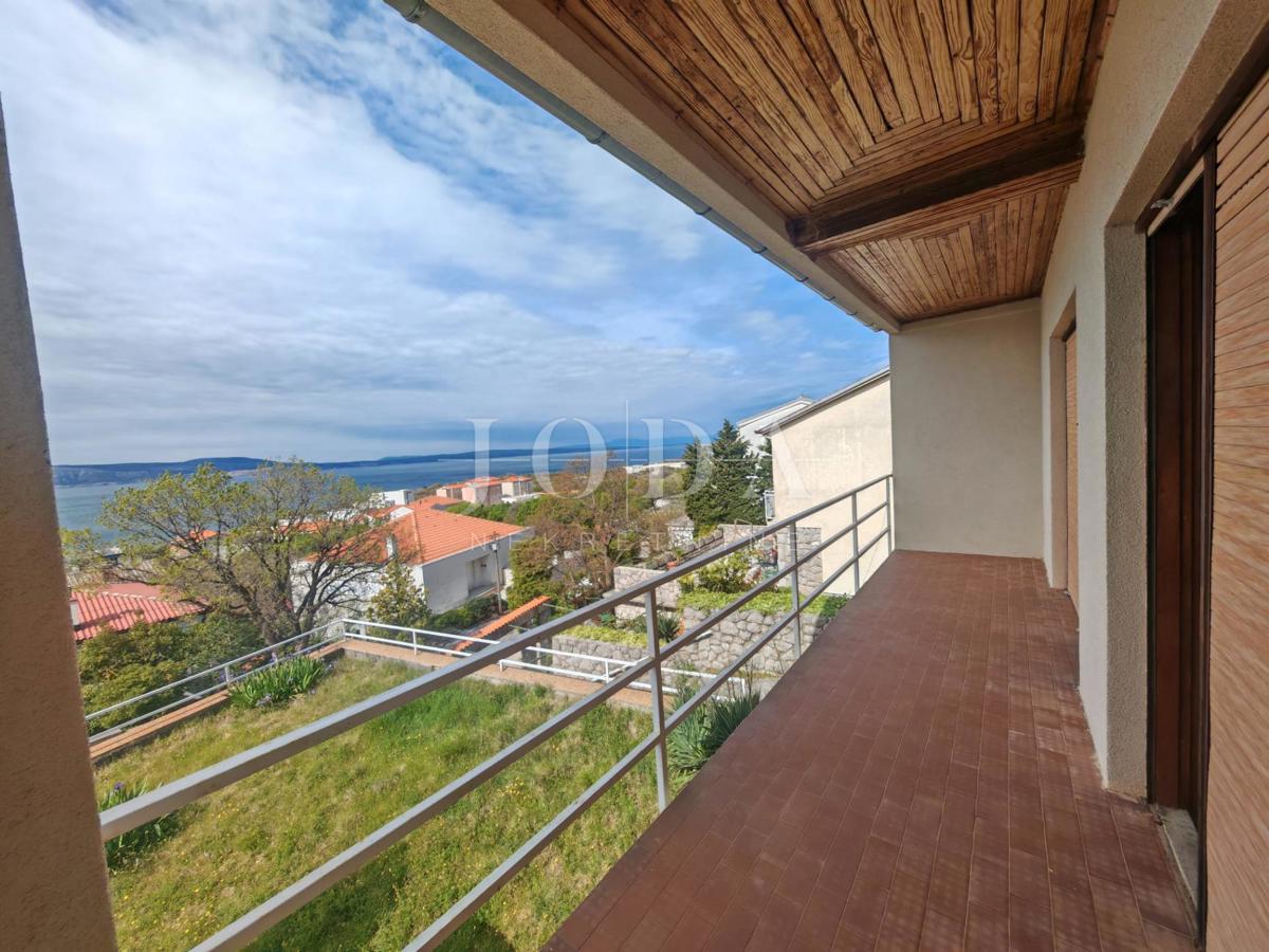 Casa con due appartamenti e garage a 200 metri dal mare.