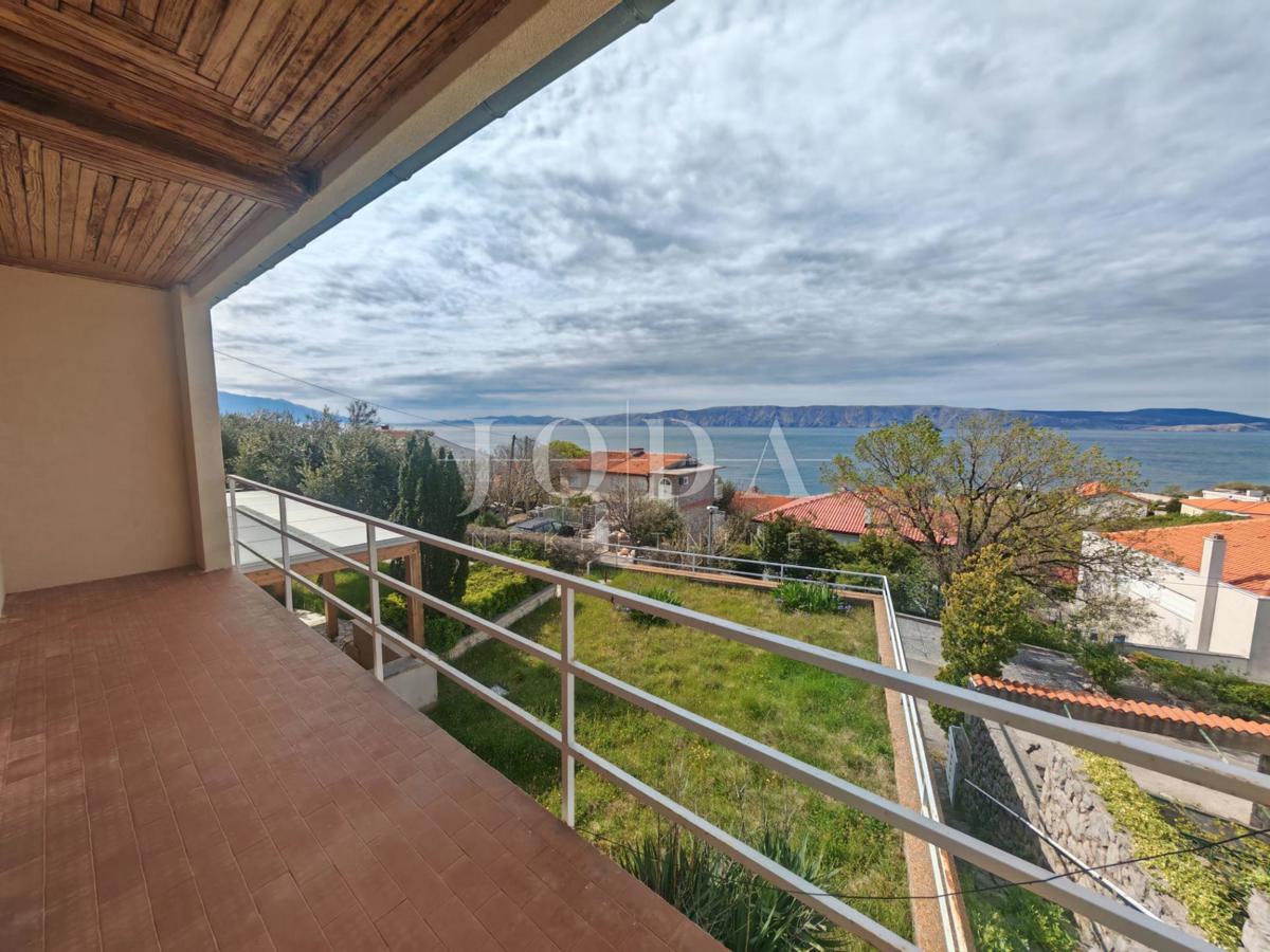 Casa con due appartamenti e garage a 200 metri dal mare.