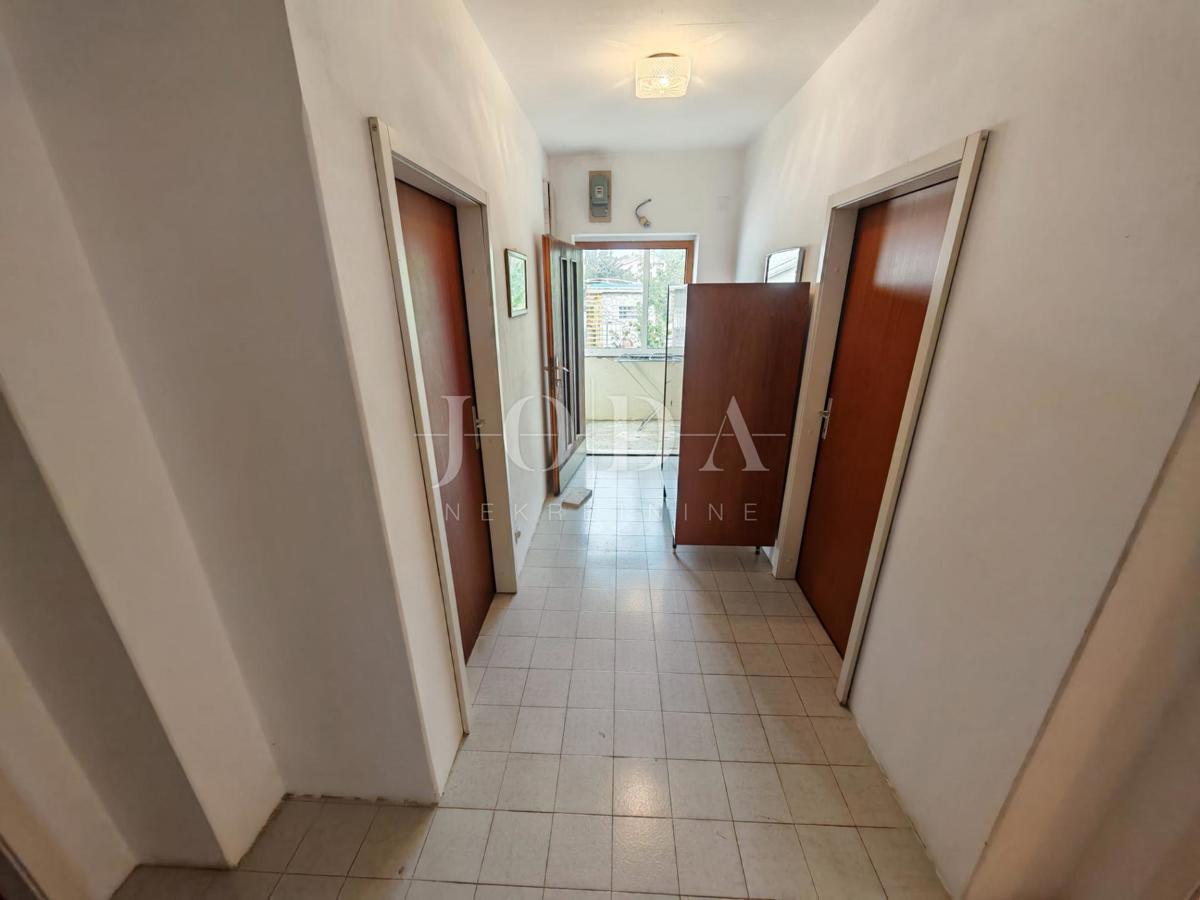 Casa con due appartamenti e garage a 200 metri dal mare.