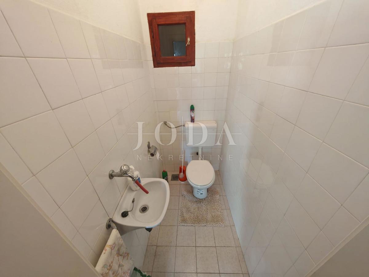 Casa con due appartamenti e garage a 200 metri dal mare.