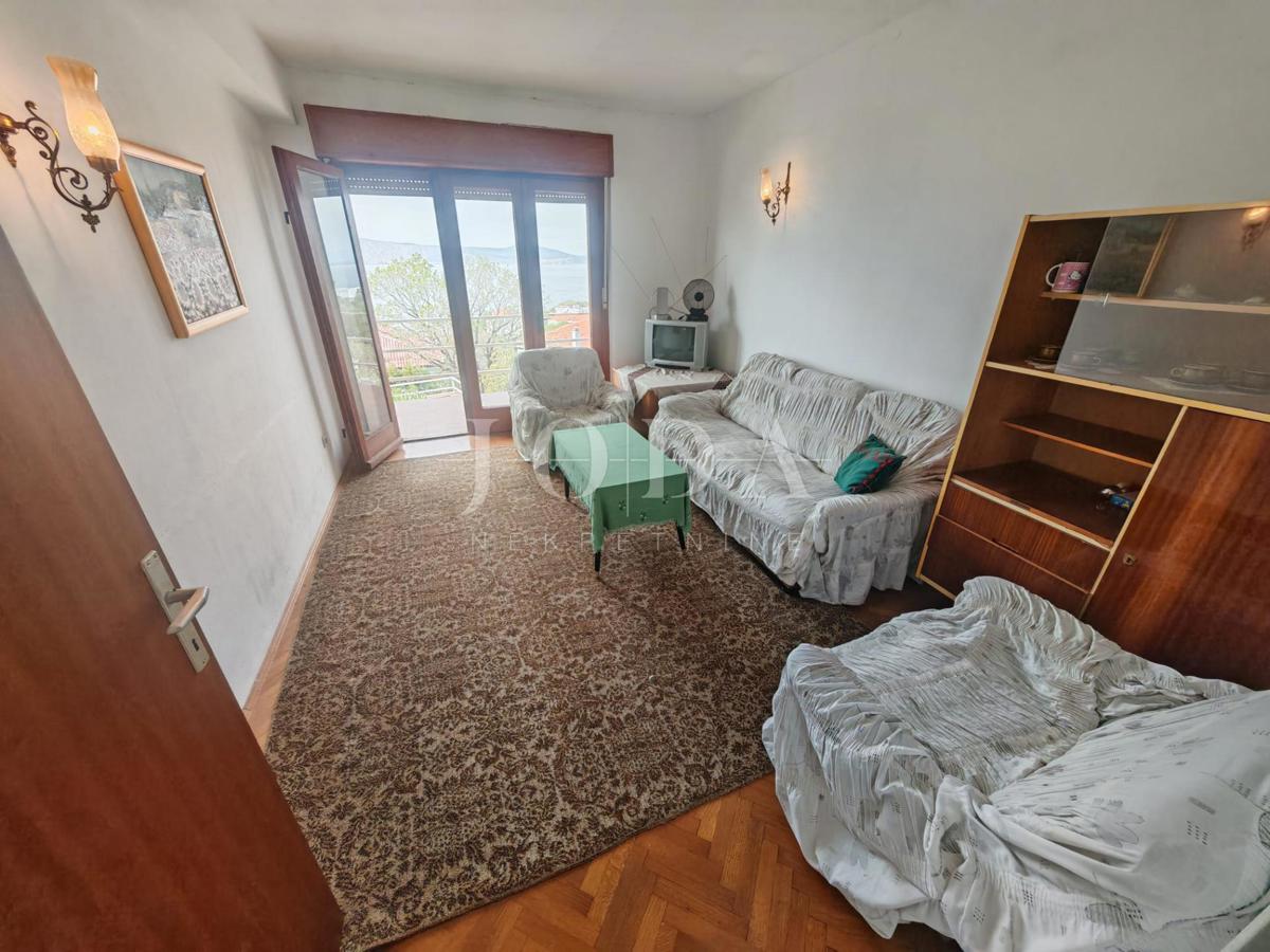 Casa con due appartamenti e garage a 200 metri dal mare.