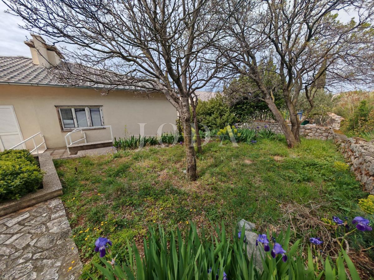 Casa con due appartamenti e garage a 200 metri dal mare.