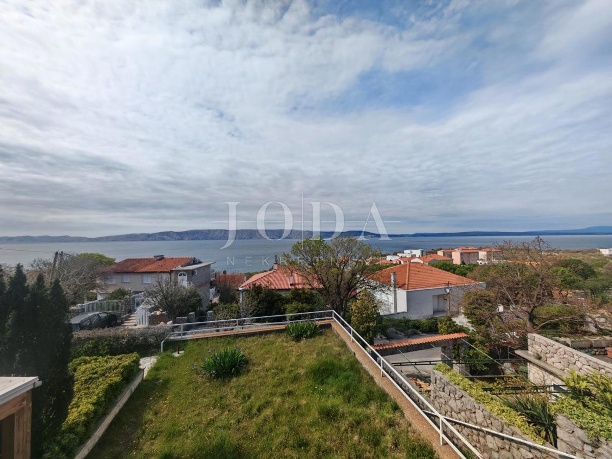 Casa con due appartamenti e garage a 200 metri dal mare.