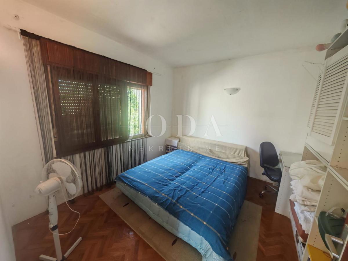 Casa con due appartamenti e garage a 200 metri dal mare.