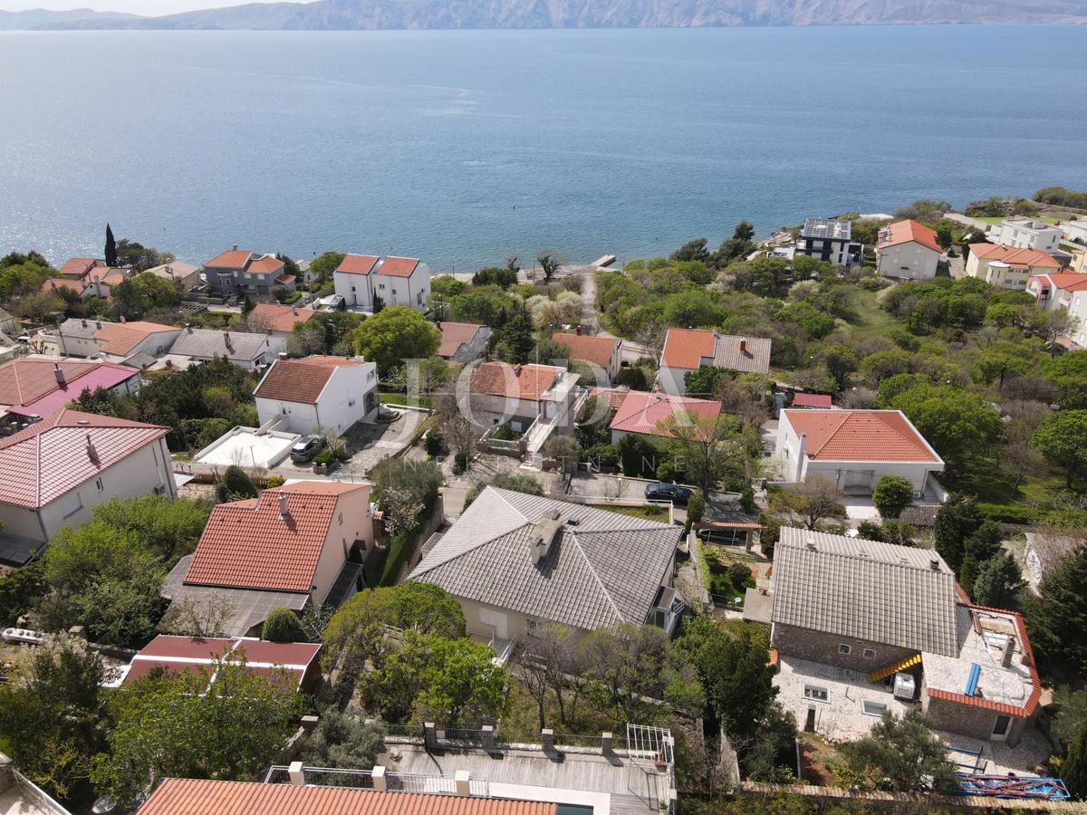 Casa con due appartamenti e garage a 200 metri dal mare.