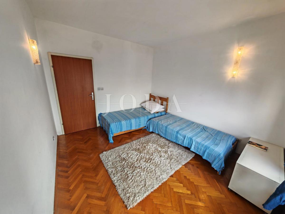 Casa con due appartamenti e garage a 200 metri dal mare.