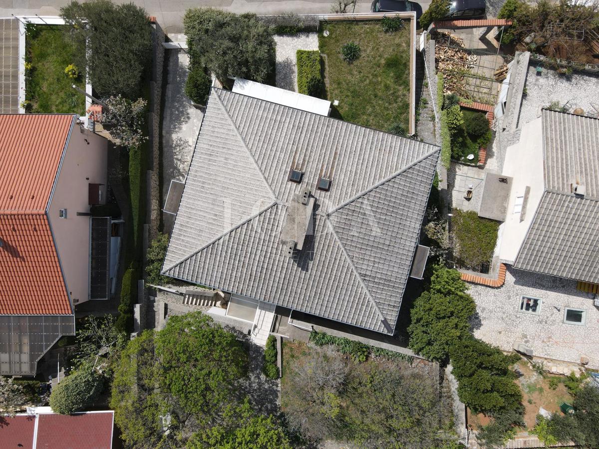 Casa con due appartamenti e garage a 200 metri dal mare.