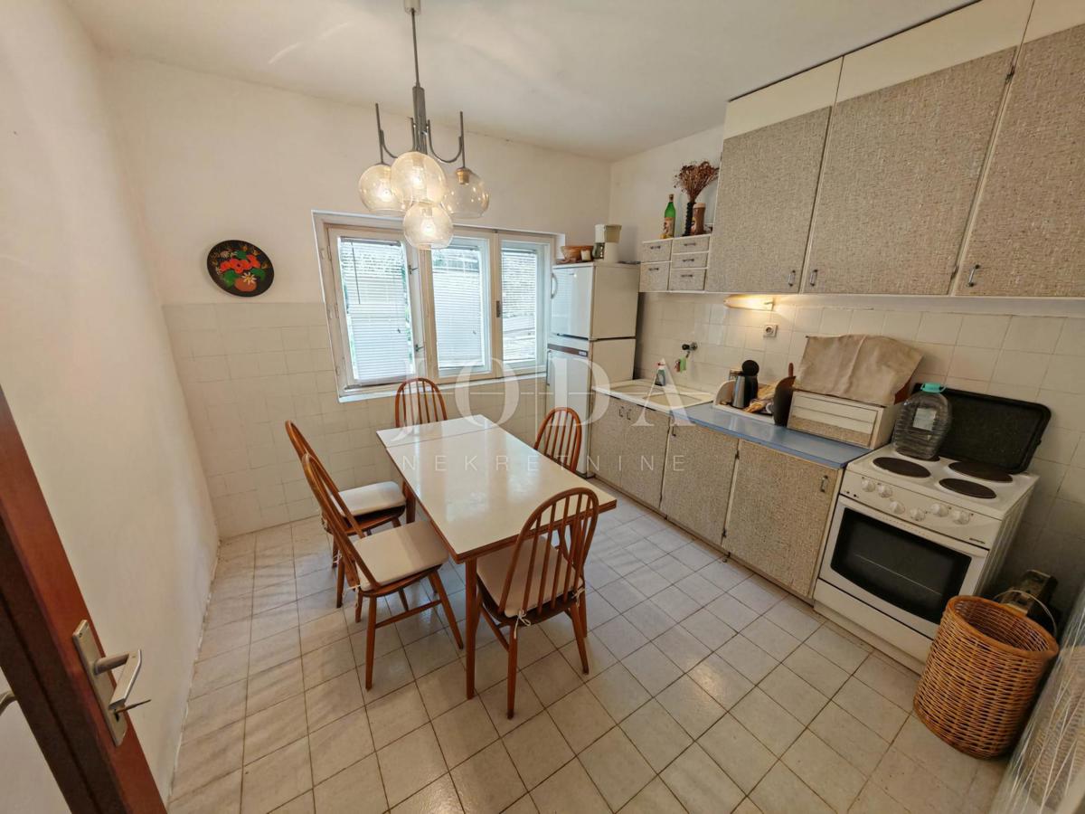 Casa con due appartamenti e garage a 200 metri dal mare.