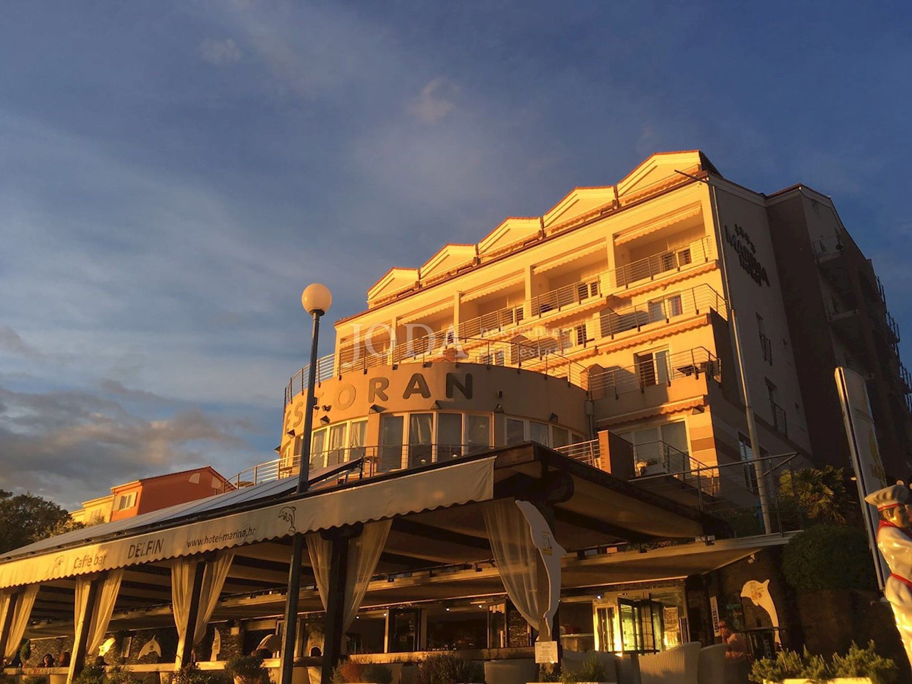 Hotel in vendita, prima fila al mare