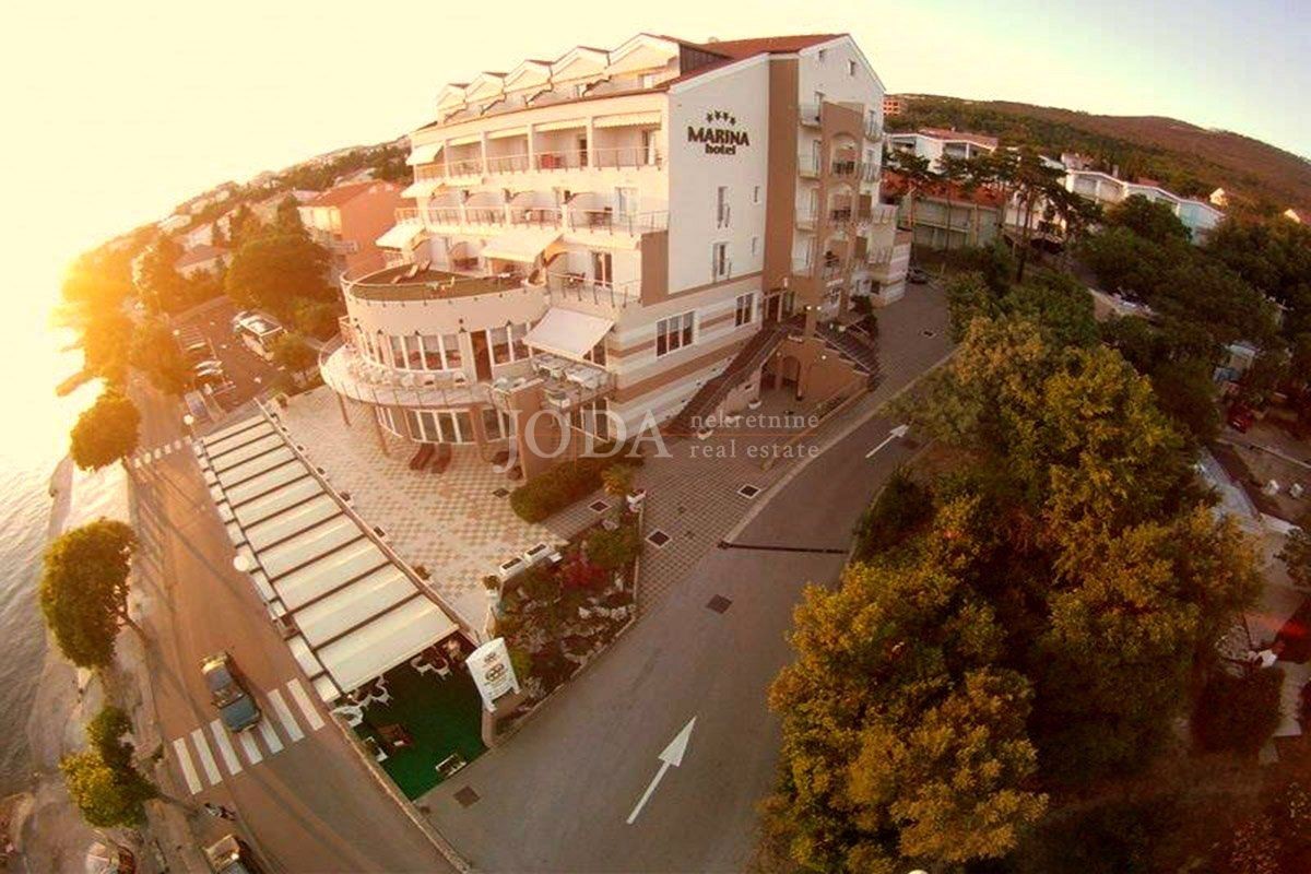 Hotel in vendita, prima fila al mare