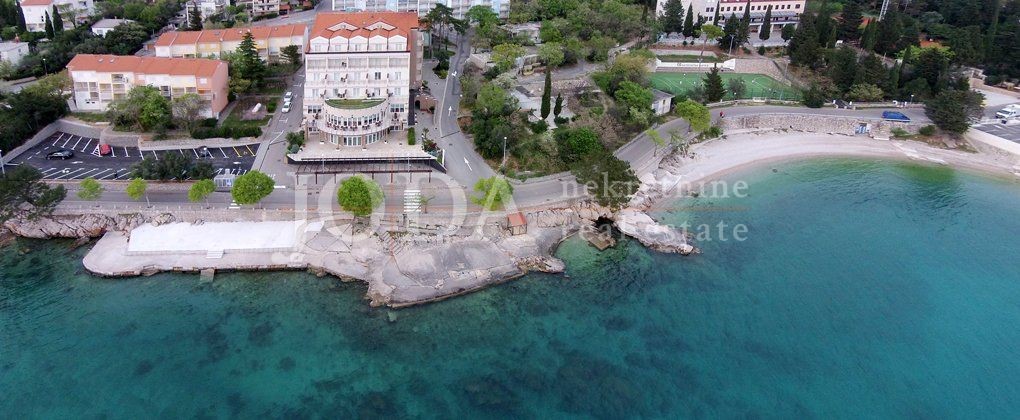 Hotel in vendita, prima fila al mare