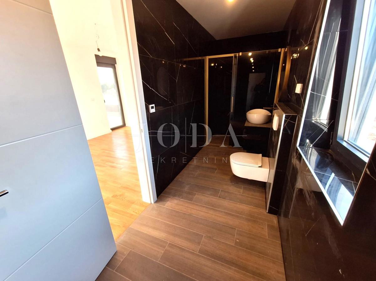 Luxury apartment with pool and terrace, city of Krk