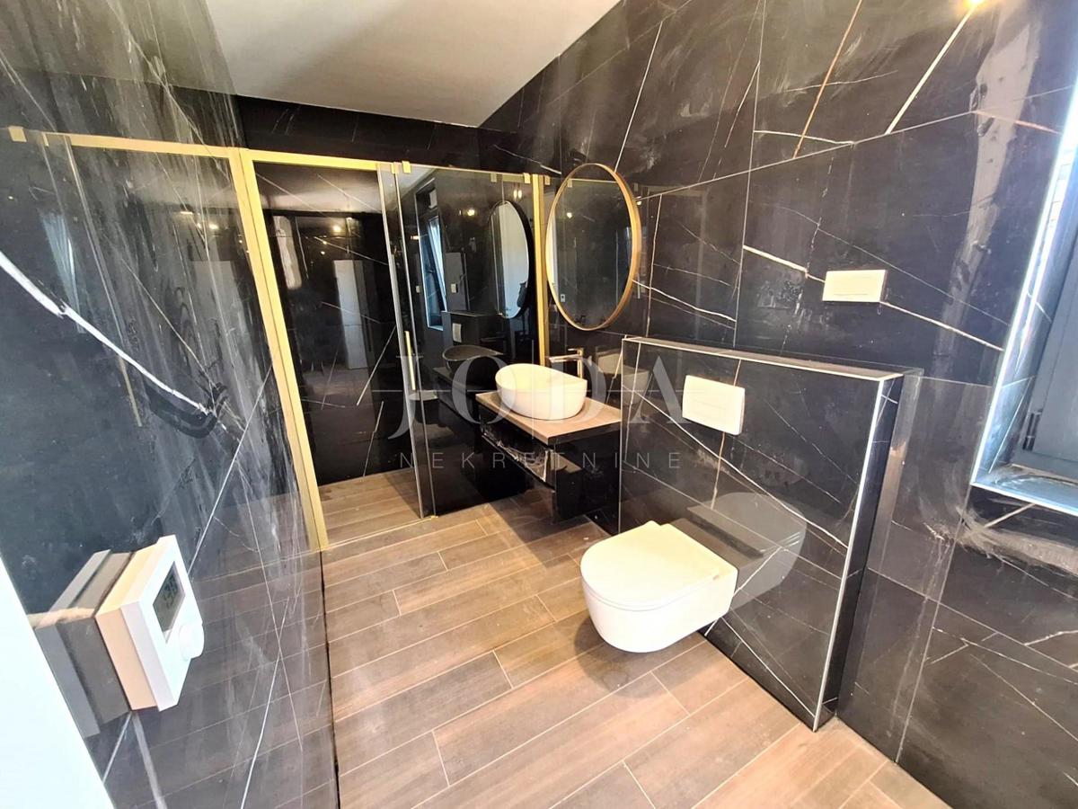 Luxury apartment with pool and terrace, city of Krk