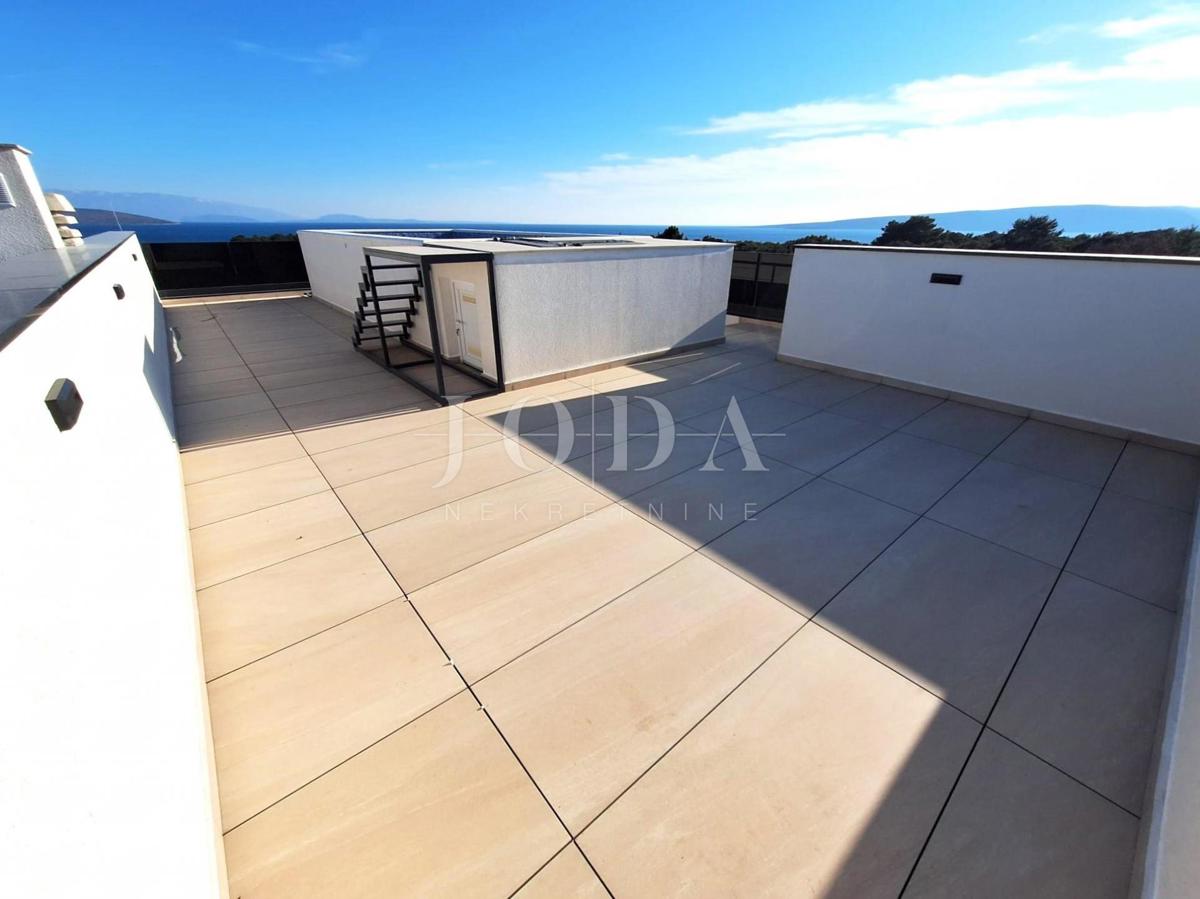 Luxury apartment with pool and terrace, city of Krk