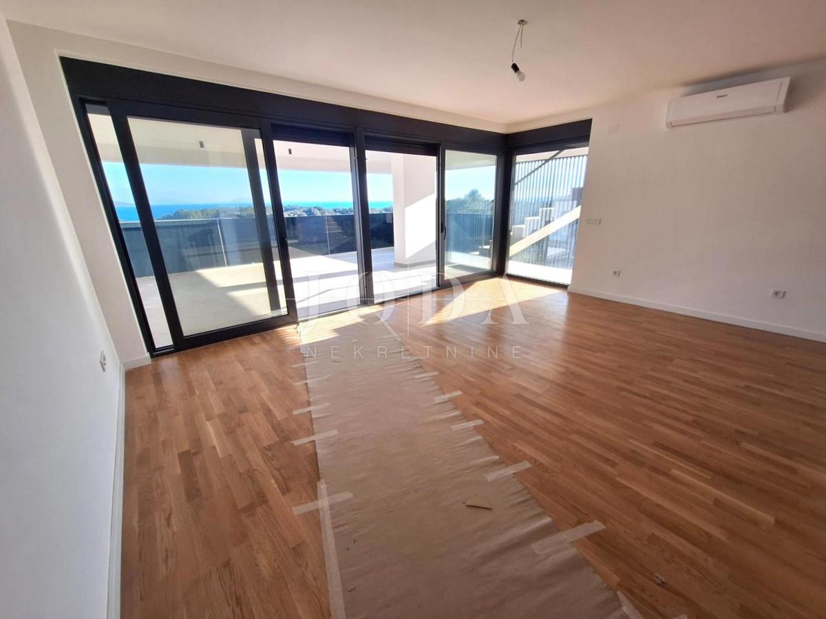 Luxury apartment with pool and terrace, city of Krk