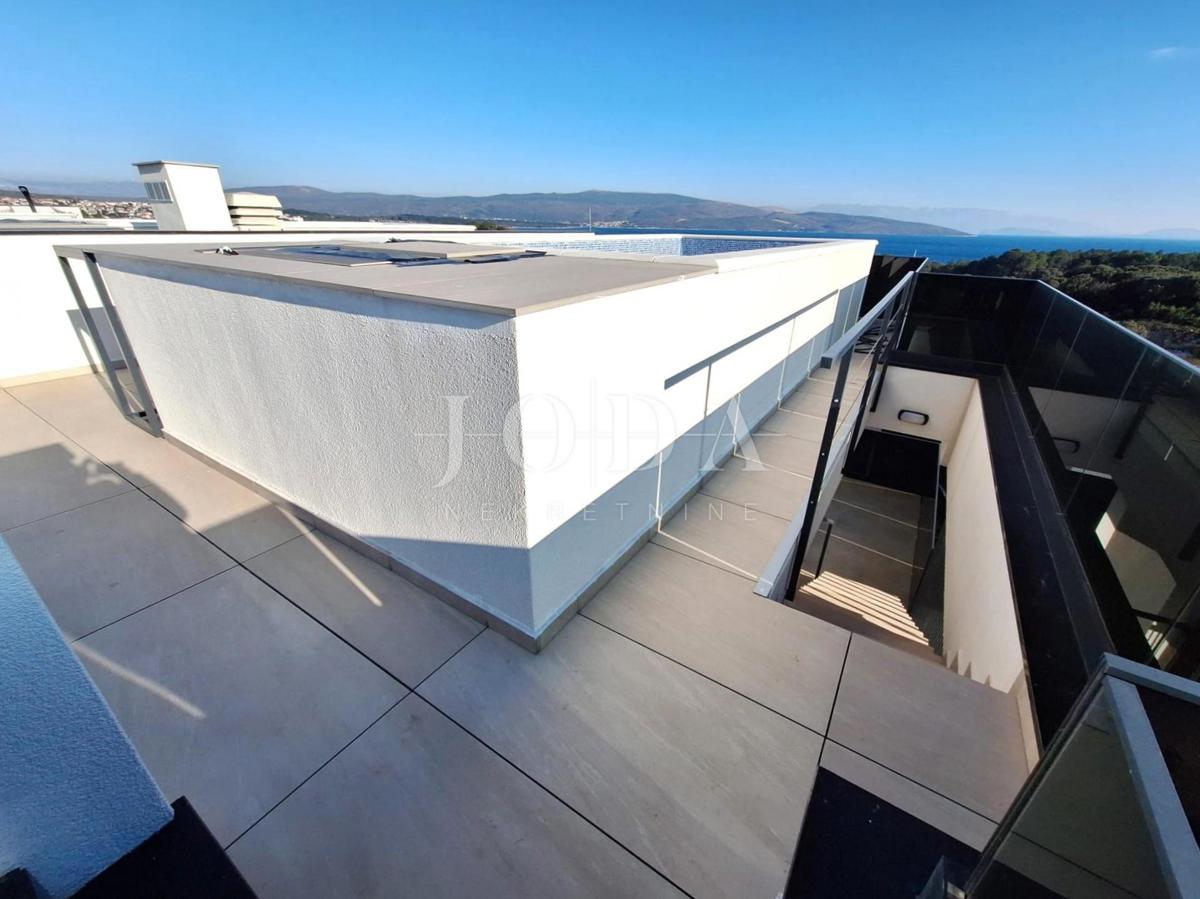 Luxury apartment with pool and terrace, city of Krk