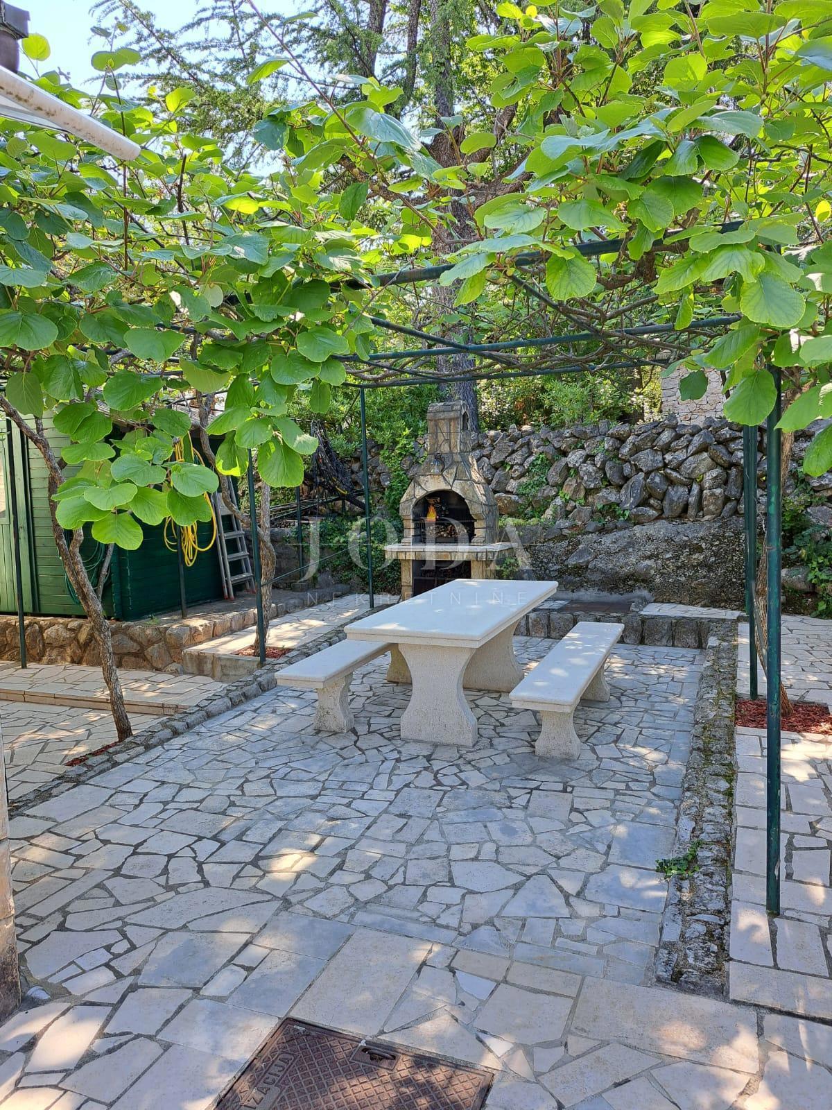 Beautiful house with several residential units and sea view, island of Krk