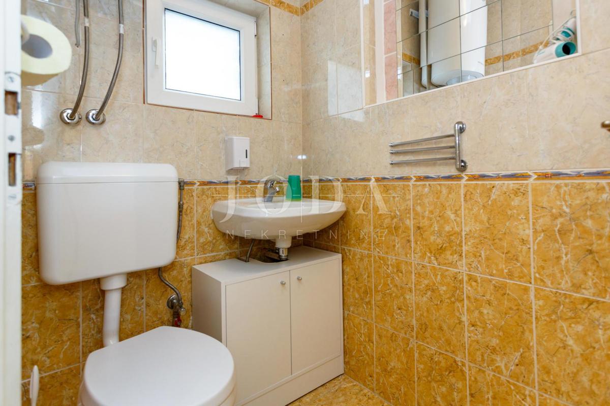 Beautiful house with several residential units and sea view, island of Krk