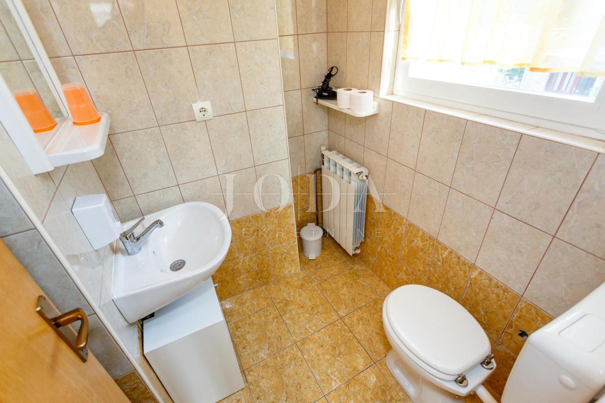 Beautiful house with several residential units and sea view, island of Krk