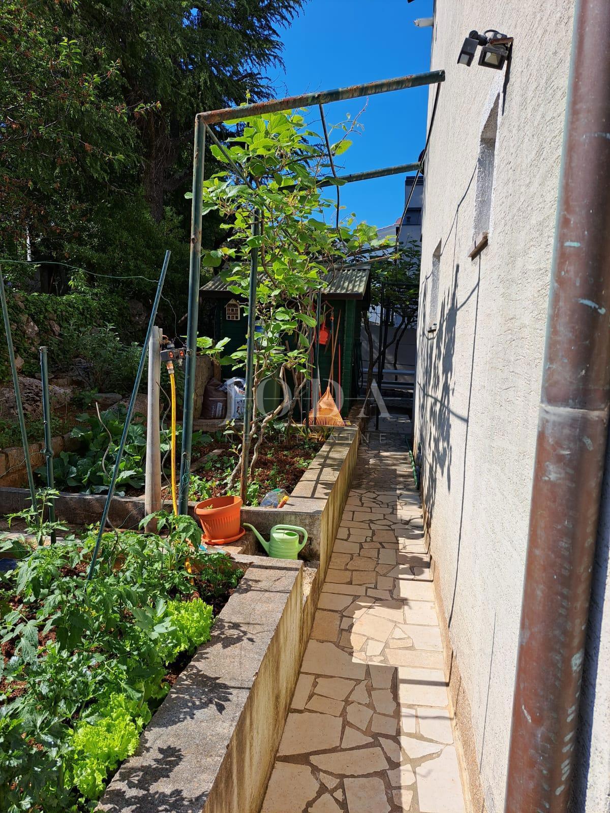 Beautiful house with several residential units and sea view, island of Krk