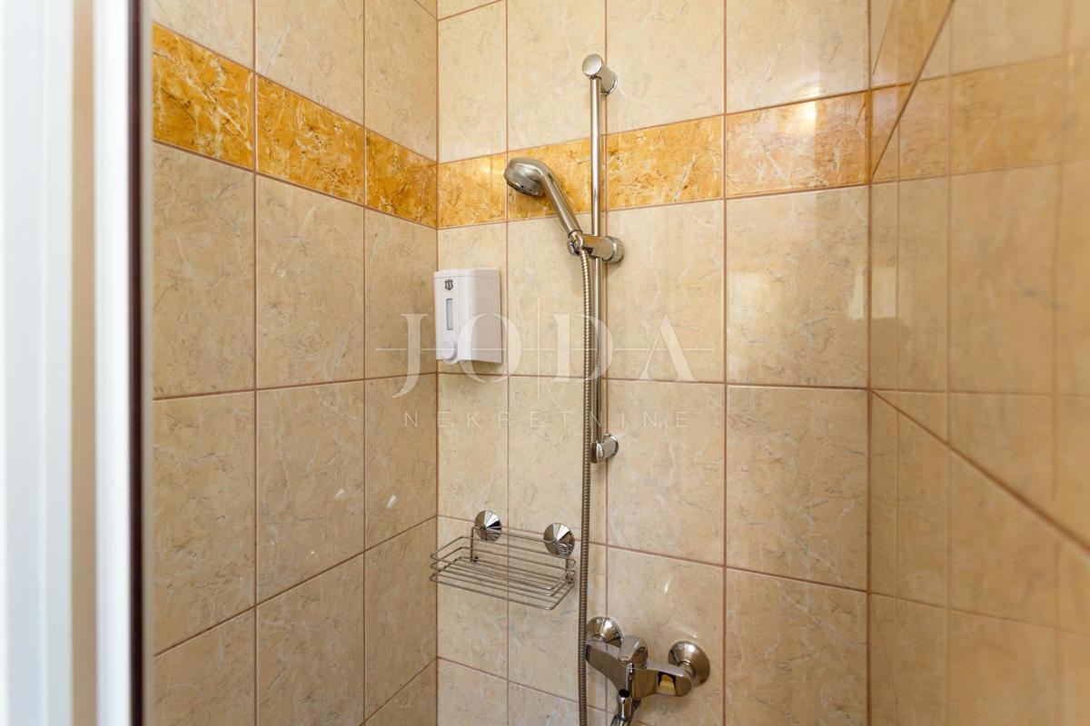 Beautiful house with several residential units and sea view, island of Krk